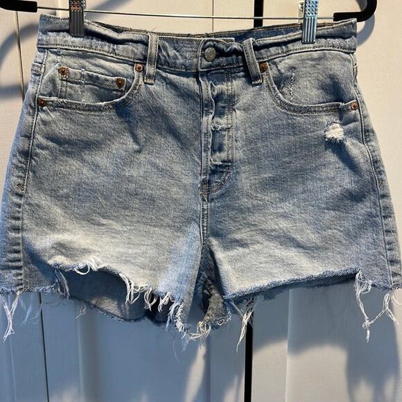 Daze Tough Love Distressed Light Wash Cutoff Jean Shorts Size 29 - Picture 1 of 5